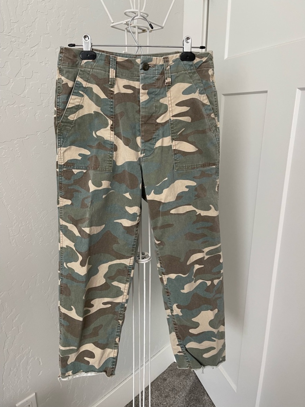MOTHER the patch pocket camo So fun and comfy.